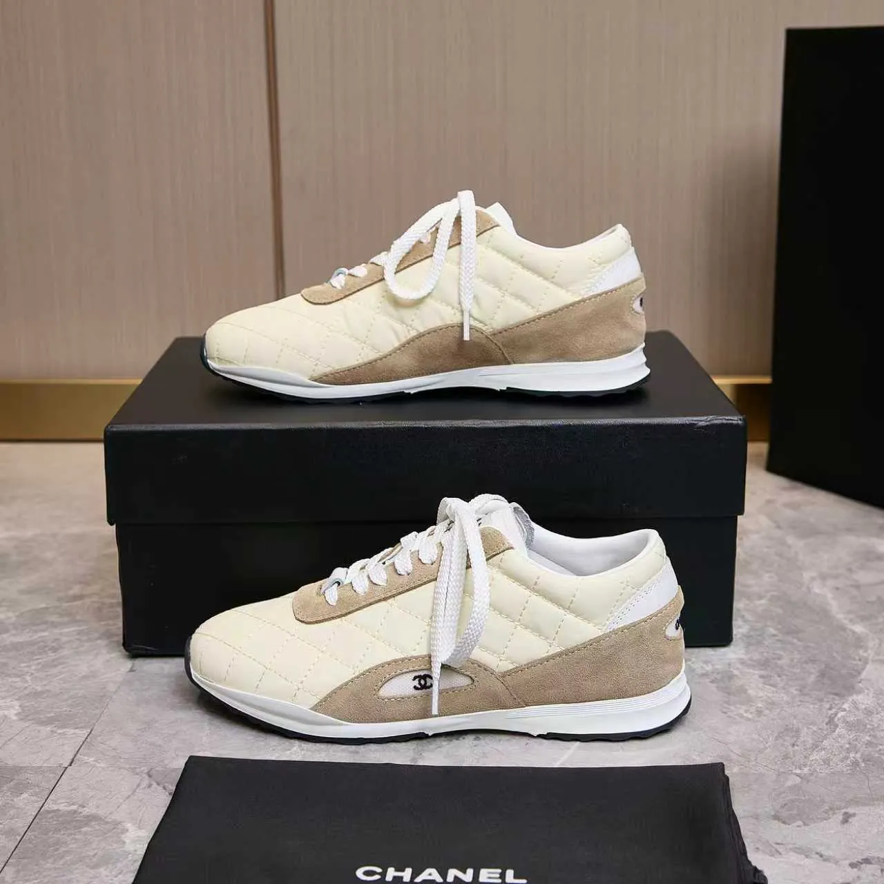 p560 Chanel Chanel - 2025 counter top casual sports shoes This classic design; the upper is electro-embroidered with a variety of techniques; the outsole is fashionable and sporty; the extraordinary inclusion of a variety of color matching elements... The diversified mix and match is very good-looking and versatile, casual, fashionable, sports and outdoor can be taken into account... ꫛꫀꪝ Go➫ Material: ❶Upper made of: original imported high silk cowhide suede ❷Inner use: Original imported breathable mesh ❸ Outsole based on: Original TPU combination outsole Counter boutique packaging complete set Female 35–41 Male 38-46